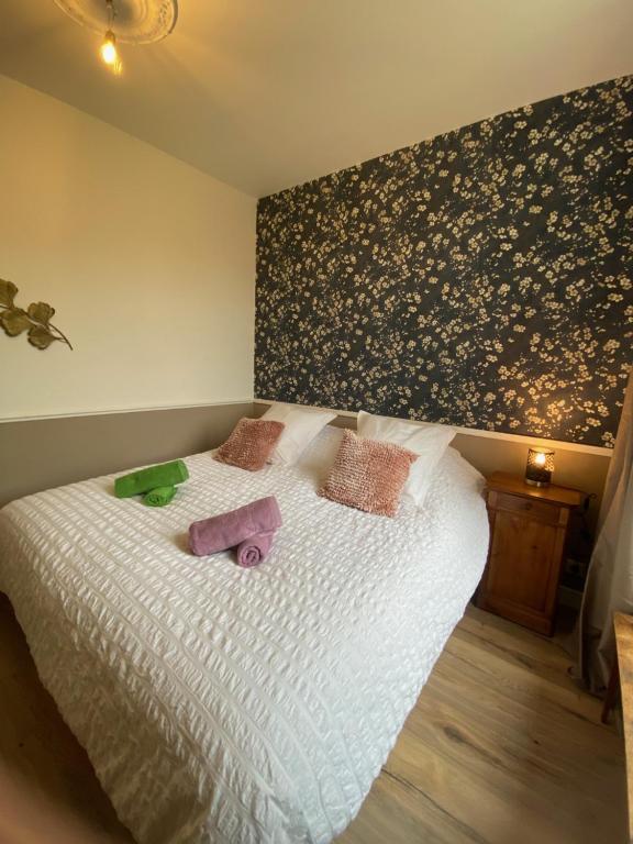 a bedroom with a bed with two towels on it at CH2 - MANOIR DU MOULINIER - Campagne - Calme - Petit-déjeûner inclus - Table d'hôte sur réservation - Parking gratuit in La Limouzinière