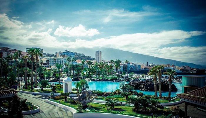 Blick auf die Stadt mit Pool in der Unterkunft Martianez Luxury vista Tenerife in Puerto de la Cruz