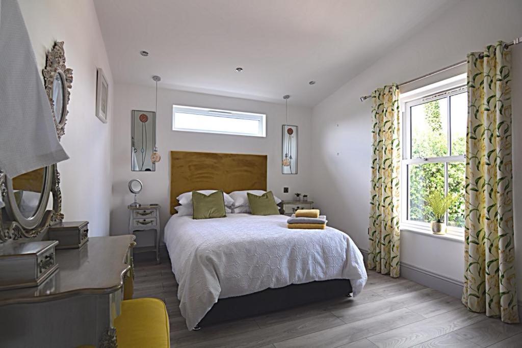 Beautiful Lodge in Newmarket with parking 2