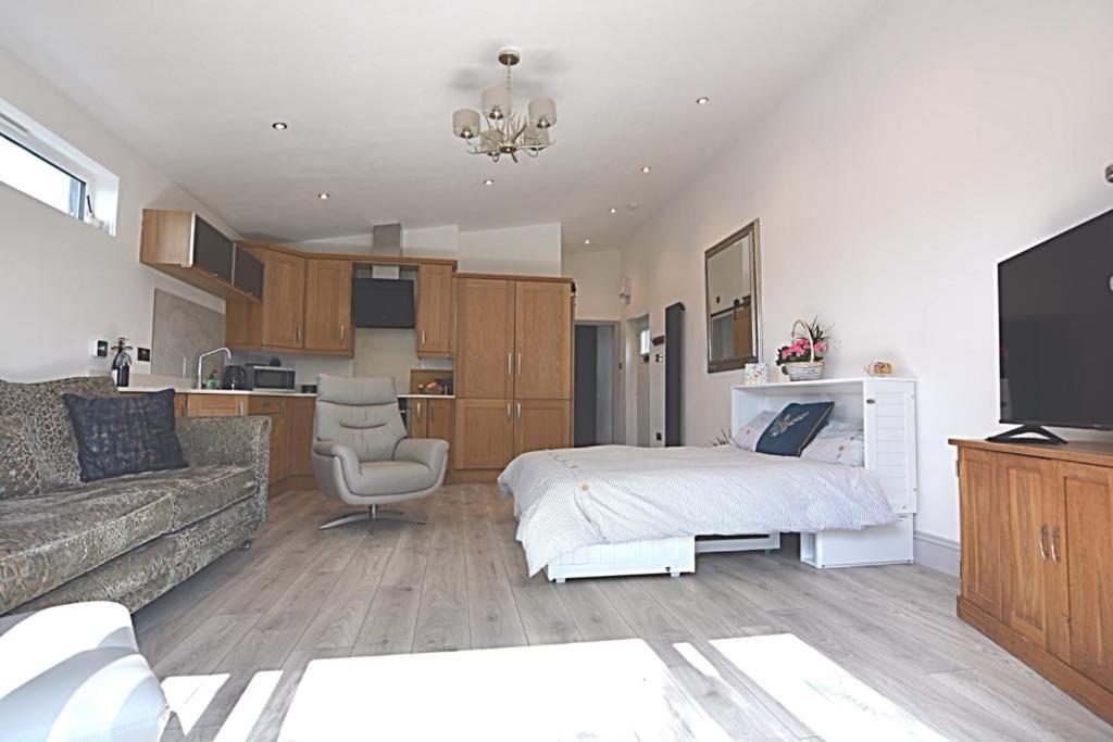 Beautiful Lodge in Newmarket with parking 4