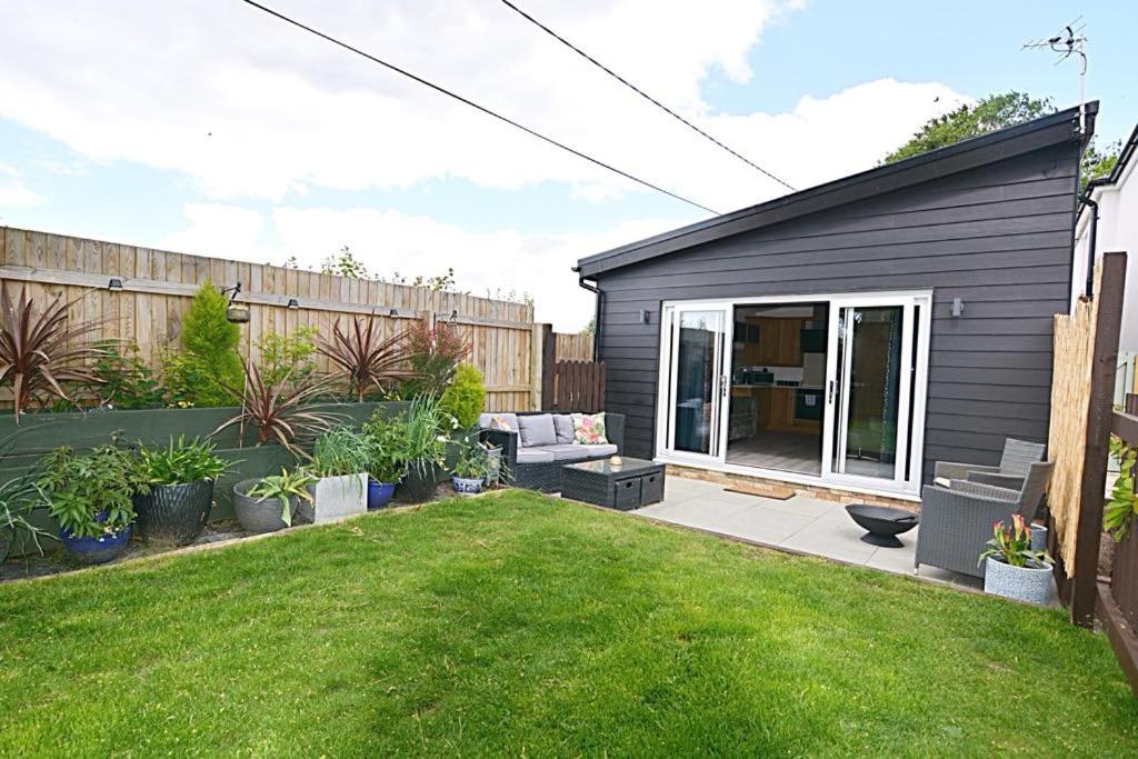 Beautiful Lodge in Newmarket with parking 5