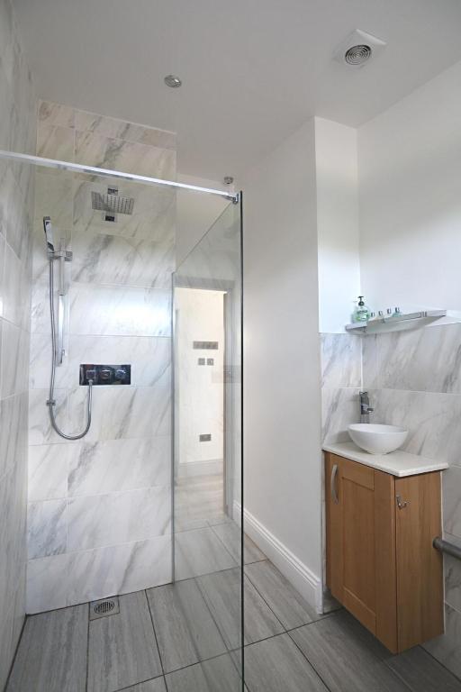 Beautiful Lodge in Newmarket with parking 3