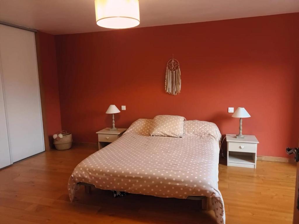 En eller flere senge i et værelse på La maison aux lilas