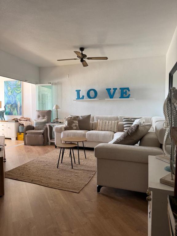 een woonkamer met een bank en een tafel bij Albir Adventino LOVE in Albir