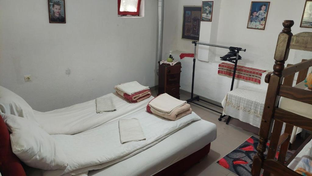 Postel nebo postele na pokoji v ubytování Vikendica Vidikovac na Zavojskom jezeru