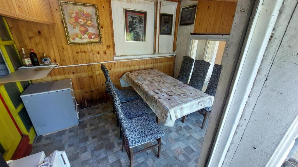 Posezení v ubytování Vikendica Vidikovac na Zavojskom jezeru