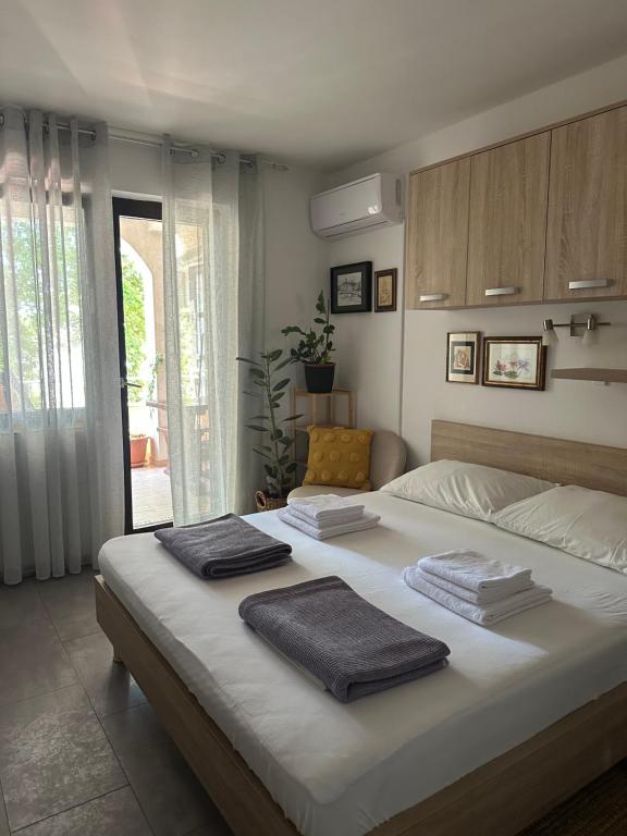 Postel nebo postele na pokoji v ubytování Studio apartman Štefanija