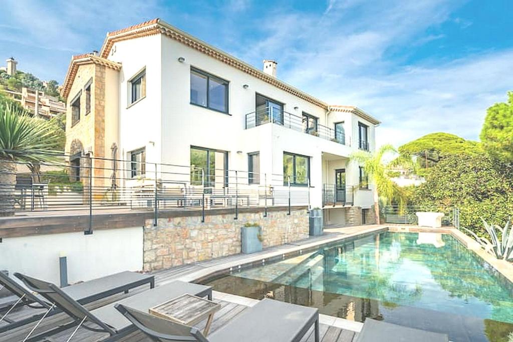 une vue extérieure d'une maison avec piscine dans l'établissement Cozy Villa Yrene w Pool, à Vallauris
