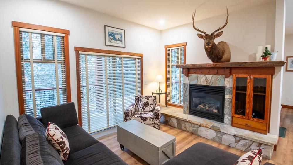Posezení v ubytování Snow Creek Lodge by Fernie Lodging Co