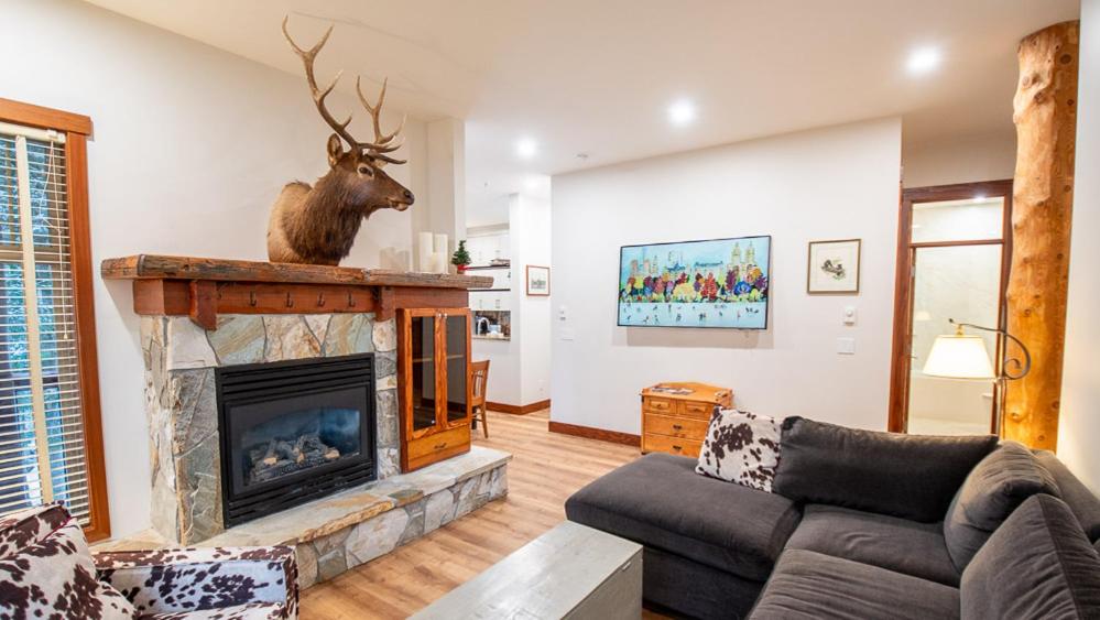 Posezení v ubytování Snow Creek Lodge by Fernie Lodging Co