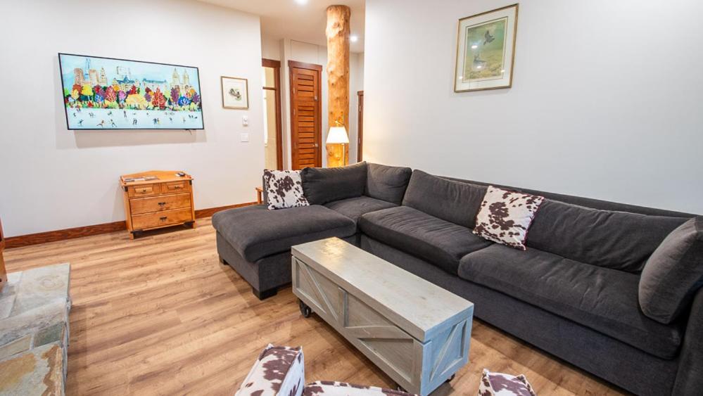 Posezení v ubytování Snow Creek Lodge by Fernie Lodging Co