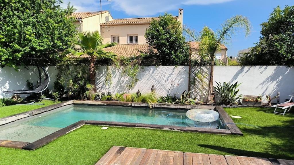 une piscine dans la cour d'une maison dans l'établissement Grande maison près du centre, à La Celle-sous-Gouzon