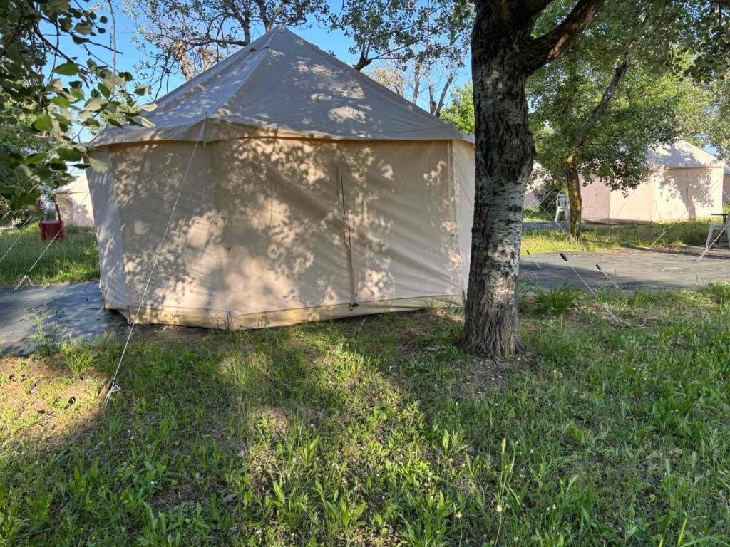 Budova, kde se the luxury tent nachází