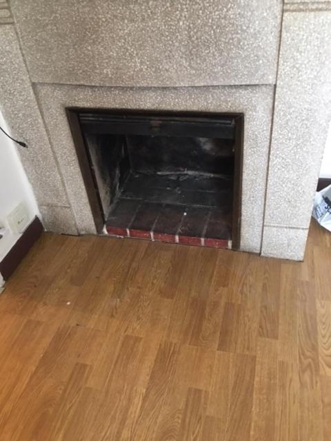 d'un salon avec cheminée et parquet. dans l'établissement appartement LE CLAN, à Bastelicaccia