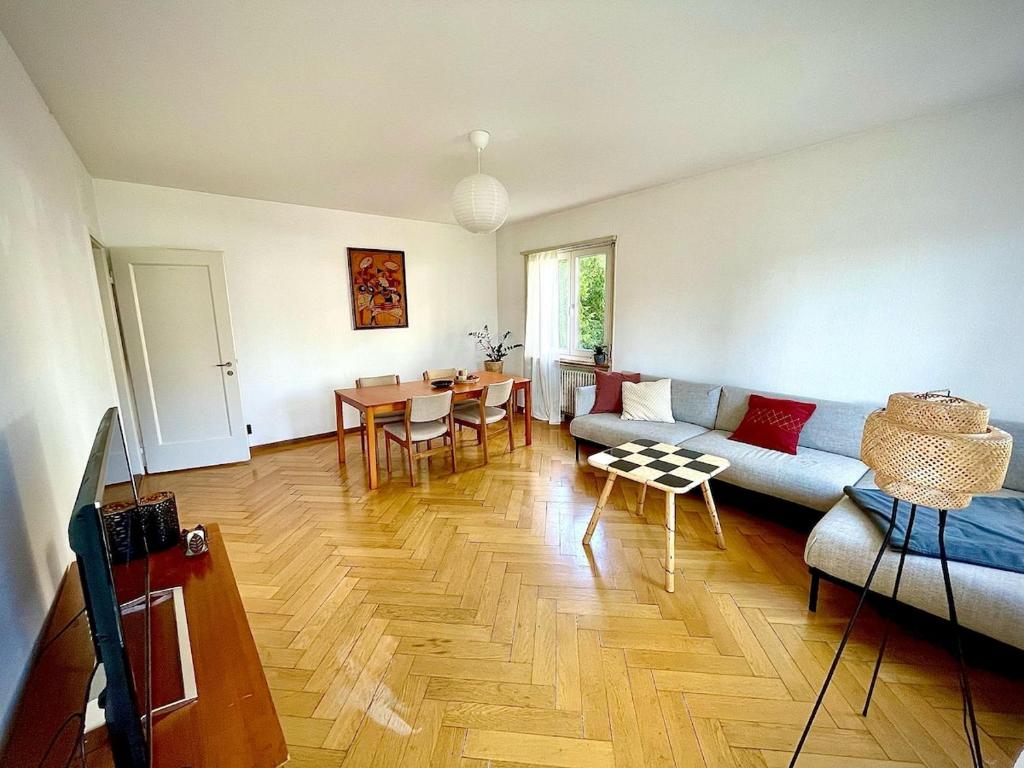 a living room with a couch and a table at Kulinarik und Kultur vor der Tür in Zürich