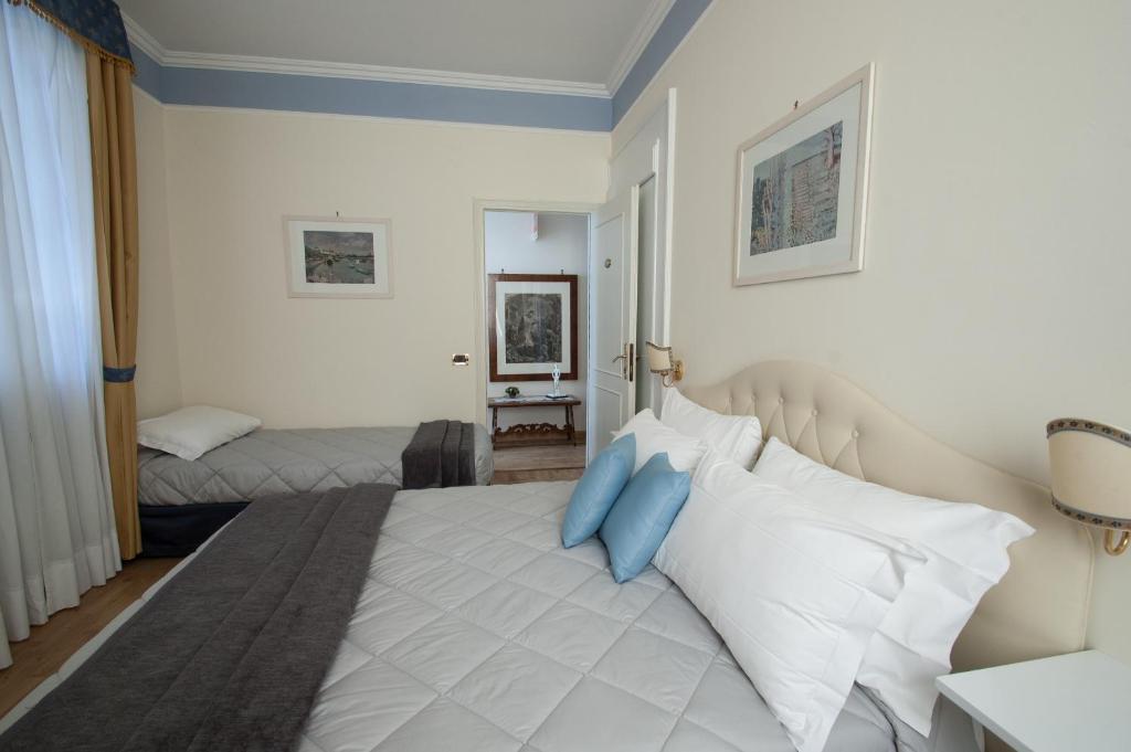 Postel nebo postele na pokoji v ubytování Hotel Villa Erica