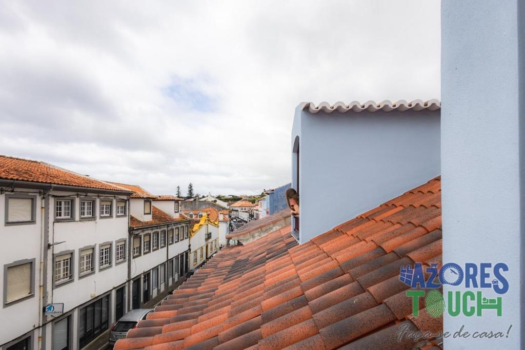 Aussicht vom Dach eines Gebäudes in der Unterkunft Hostel Casa São Pedro in Angra do Heroísmo