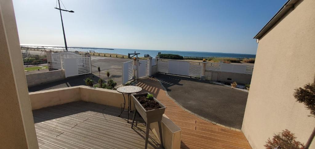 Elle comprend un balcon offrant une vue sur la plage. dans l'établissement Vent d'ange maison familiale face à la mer, à Le Cormier