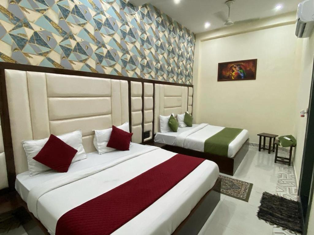 Postel nebo postele na pokoji v ubytování Hotel Mathura Central inn Best Selling Hotel - Free Pick up from Railway Station - Best Rated Area - Unlimited 5g Internet