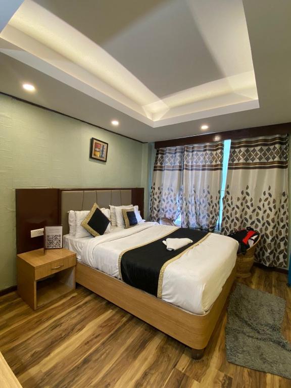 Postel nebo postele na pokoji v ubytování Hotel Mathura Central inn Best Selling Hotel - Free Pick up from Railway Station - Best Rated Area - Unlimited 5g Internet