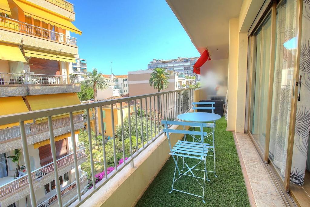 un balcon avec une table et des chaises dessus dans l'établissement Cosy 2 pièces à 5 min à pied de la plage, à Antibes