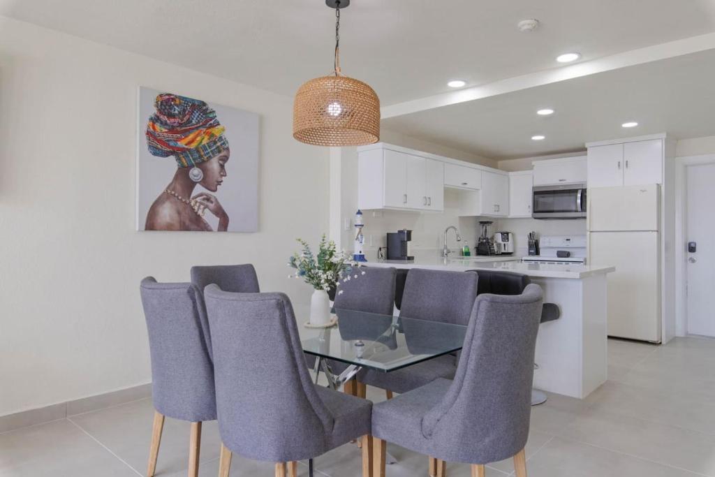 サウス・パドレ・アイランドにあるBahia Mar 160 Sun and Sand Escapeのダイニングルーム(テーブル、青い椅子付)