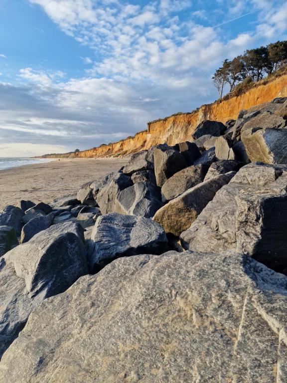 - un groupe de rochers sur la plage dans l'établissement Hebergement dans bourg Penestin, à Pénestin