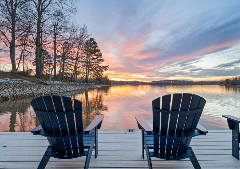 due sedie adirondack appoggiate su un molo con vista sul lago di Rare Flat Lot wBeautiful Views Dock Hot Tub a Winchester