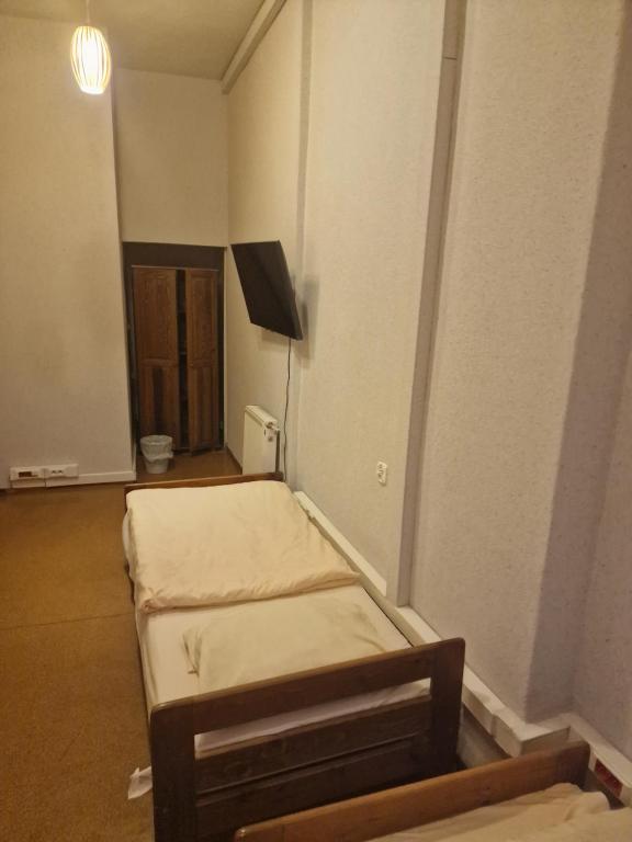 Łóżko lub łóżka w pokoju w obiekcie Hostel J17