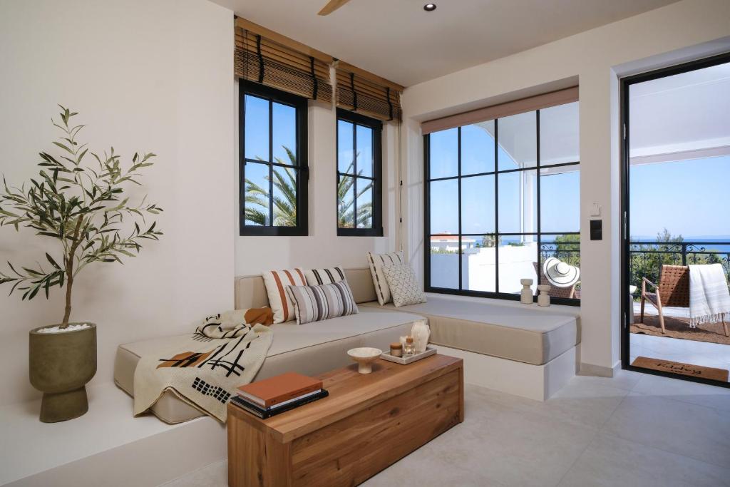 un soggiorno con un divano e un tavolo di Casa Olivea a Polykhrono