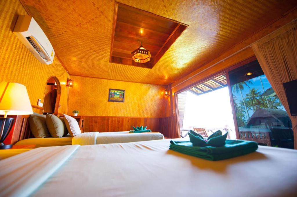 Postel nebo postele na pokoji v ubytování Koh Kood Beach Resort
