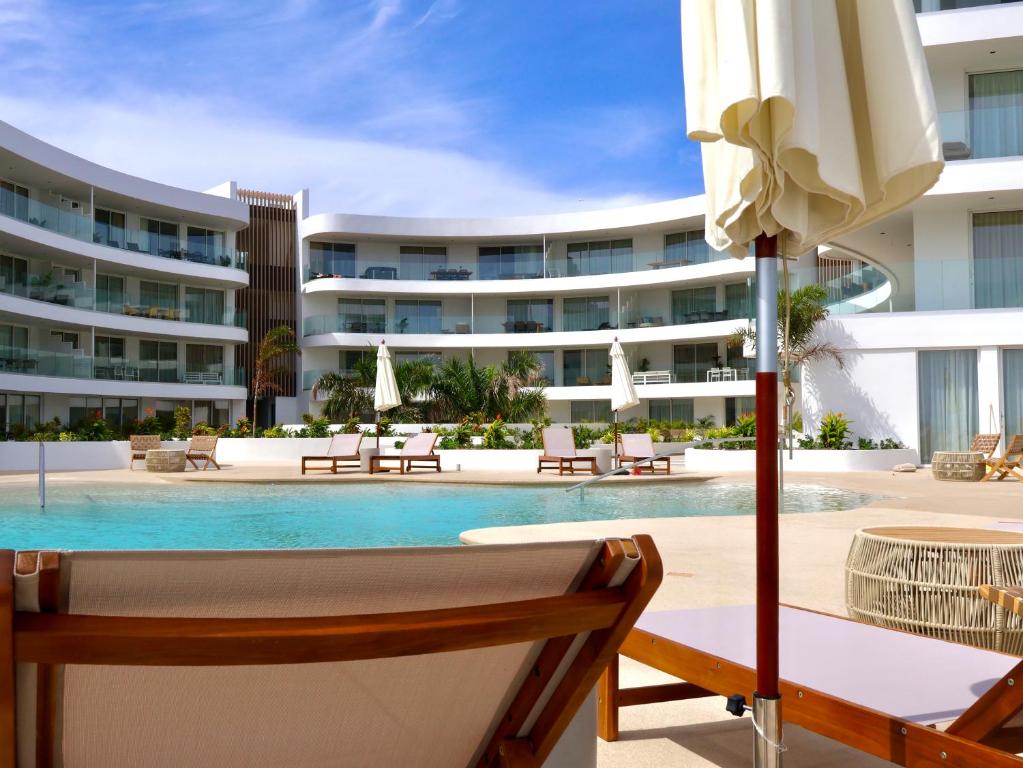 Bazén v ubytování ONE Mambo Number 12 Beach Apartment nebo v jeho okolí