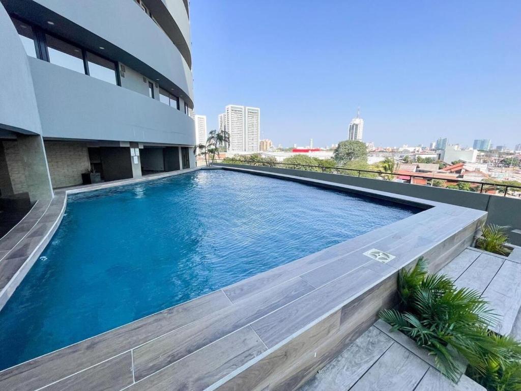 ein Schwimmbad auf dem Dach eines Gebäudes in der Unterkunft Total Comfort in Santa Cruz TC paralelo in Santa Cruz de la Sierra