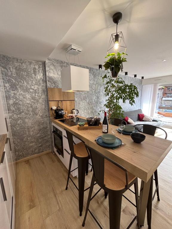 a kitchen with a wooden table in a room at T2 lumineux l' Edelweiss pied du Prorel avec garage privé in Briançon
