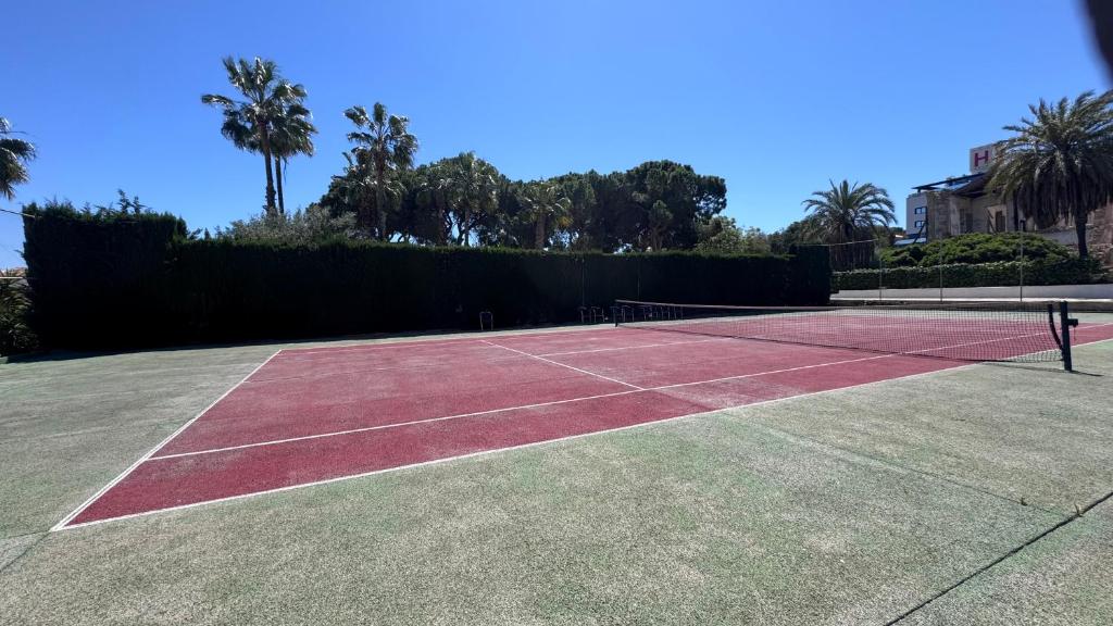 Tenis a/nebo squash v ubytování Apartamento Agua Rosa nebo okolí