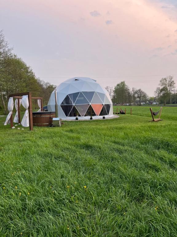 Zahrada ubytování Glamping HEN W TRAWIE