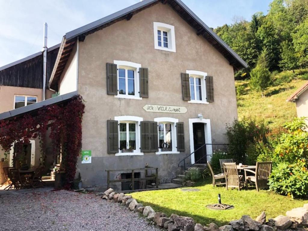 ein Haus mit einem Garten davor in der Unterkunft Maison de montagne-Ski, randos Proche Gérardmer in Le Valtin