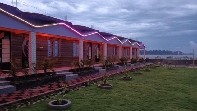 The Pavilion Beach Resort في Jāmb: صف من البيوت فيها نباتات الفخار