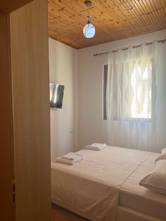 Postel nebo postele na pokoji v ubytování Vila 7 Divjake