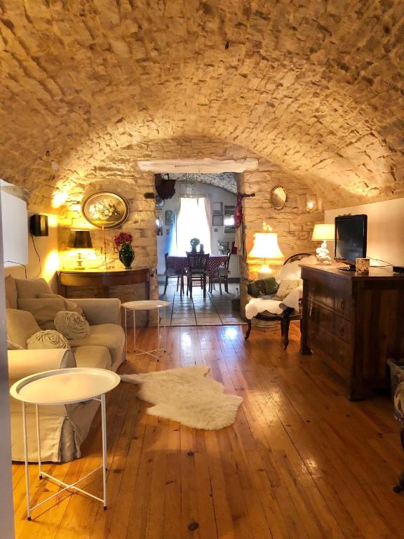 un salon avec un canapé et une table dans l'établissement CHEZ LOU, à Bucey-lès-Gy