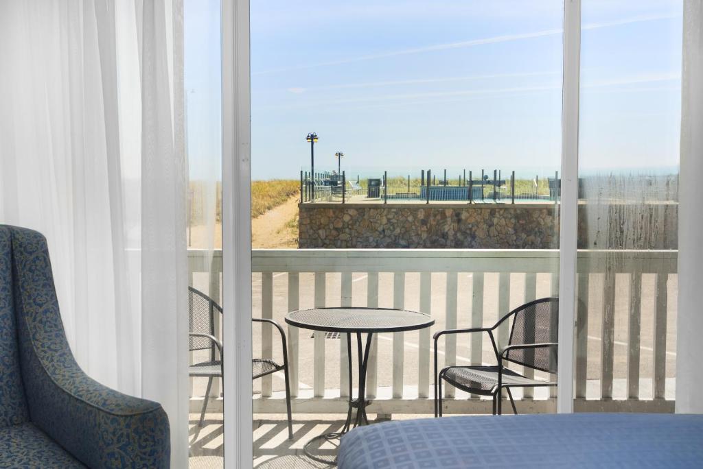 Waves Oceanfront Resort photo