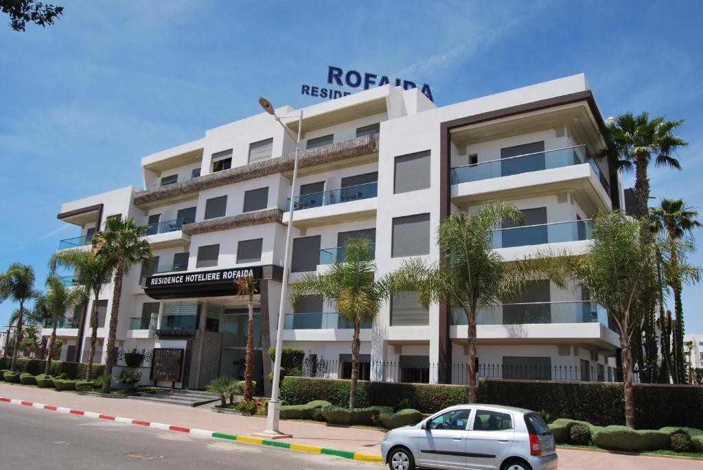 een auto geparkeerd voor een gebouw bij Rofaida Appart'Hotel in Agadir