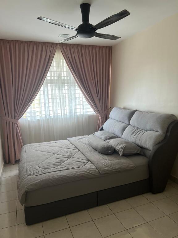 Postel nebo postele na pokoji v ubytování Homestay Jiejie Putrajaya P16 Wifi Netflix