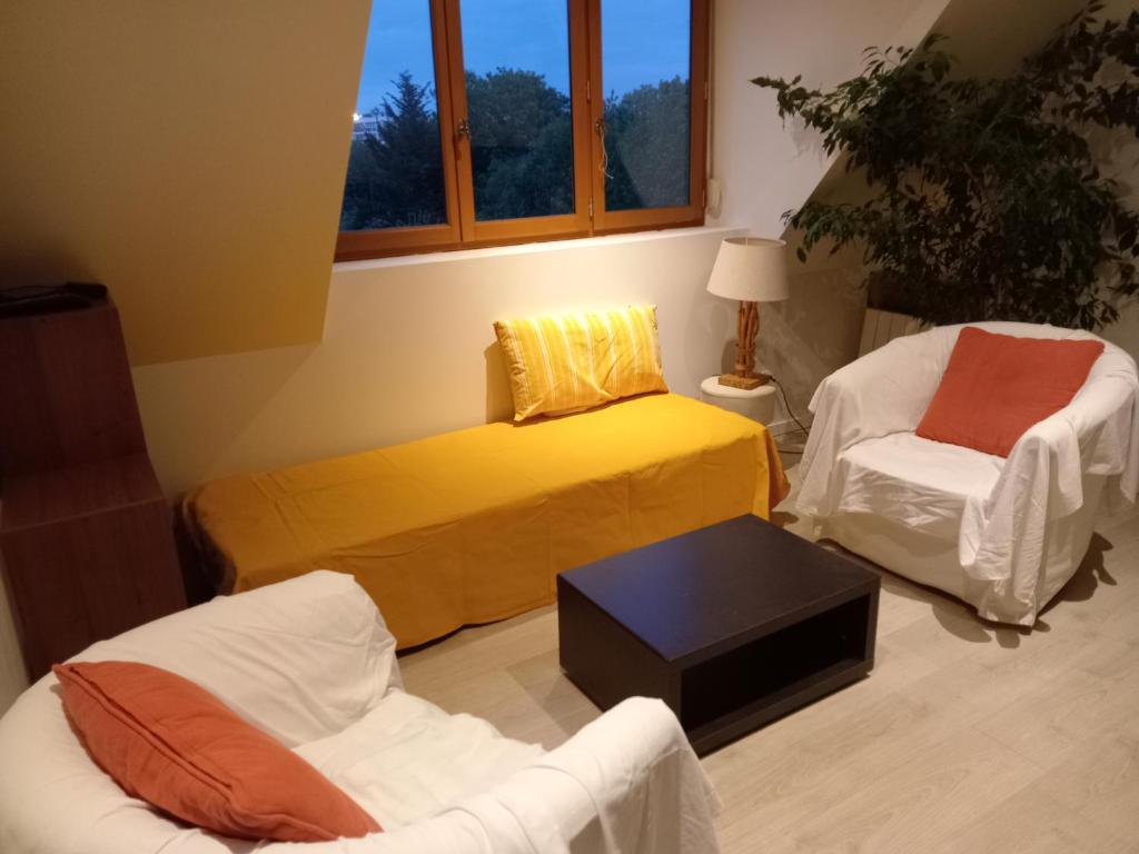 un salon avec deux lits et un canapé dans l'établissement T2 lumineux refait à neuf, au calme, jardin partagé, à Amiens