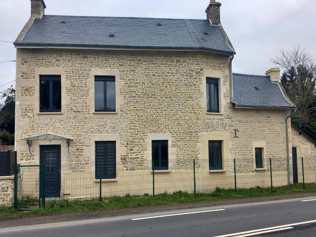 une ancienne maison en briques sur le côté de la route dans l'établissement Grand libérateur, à Crouay