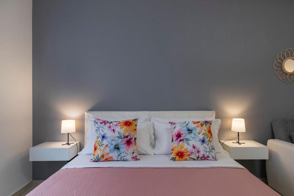 Un dormitorio con una cama con almohadas y dos lámparas. en Easy Venice - Flat in Mestre, en Venecia