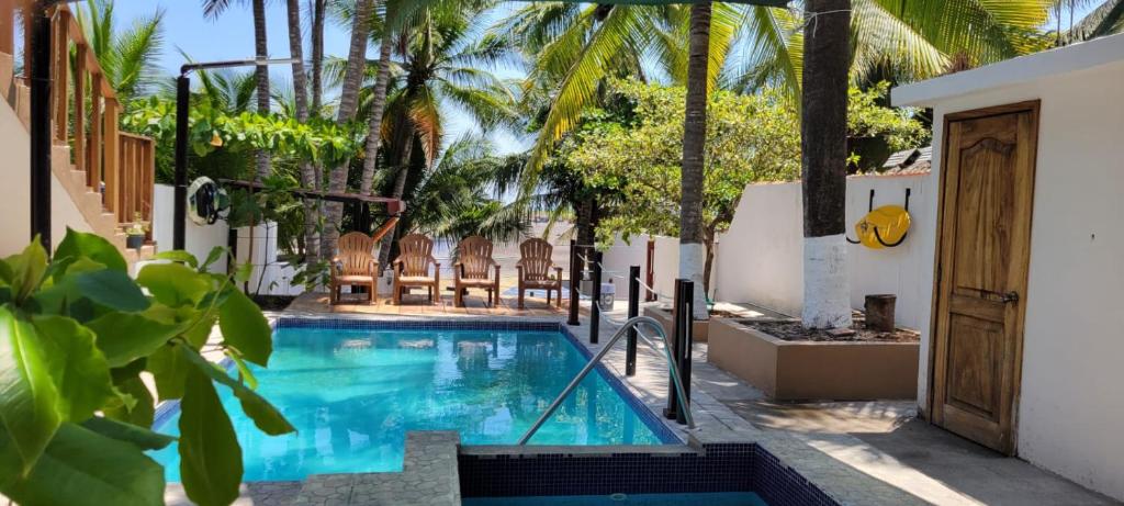 een zwembad met glijbaan in een resort bij Chalet Paraiso Compartido in Tulate