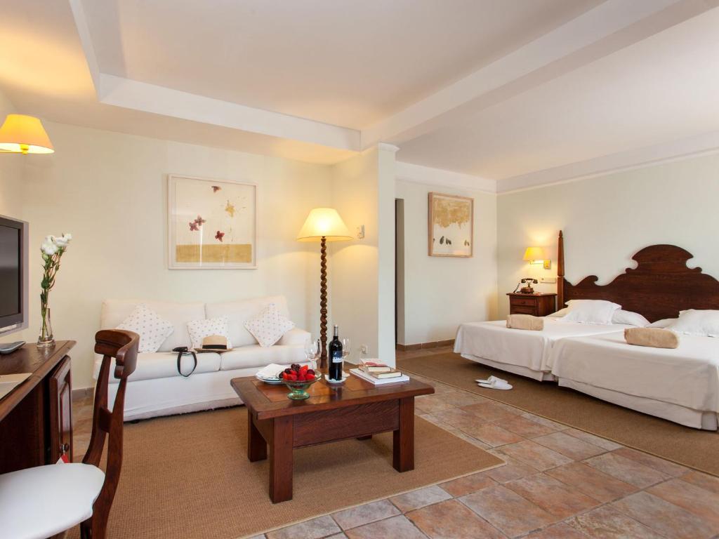 Postel nebo postele na pokoji v ubytování Hotel Cala Sant Vicenç - Adults Only