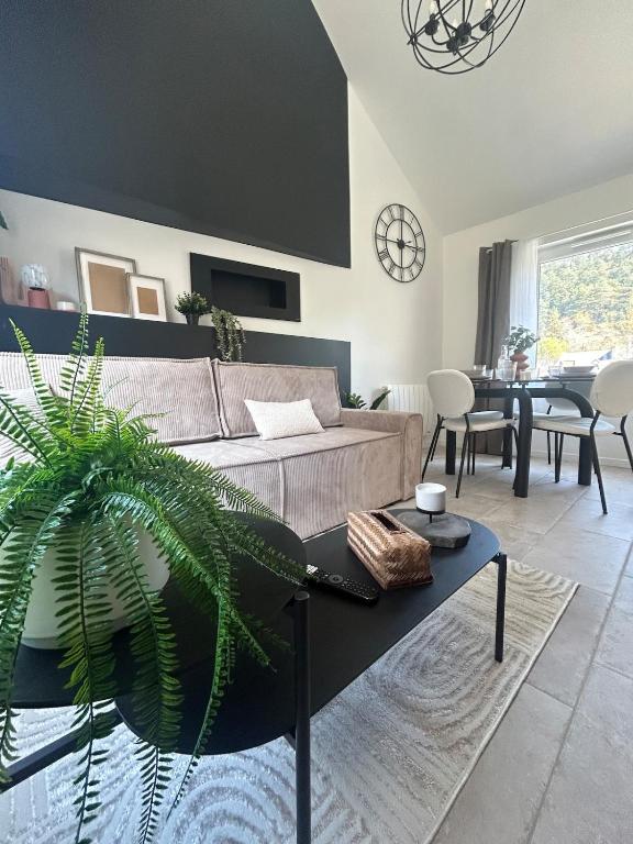un salon avec un canapé et une plante dans l'établissement Mon duplex, à Cherbourg en Cotentin