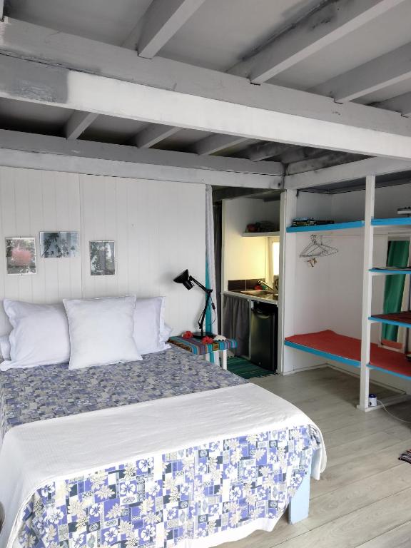 Postel nebo postele na pokoji v ubytování bungalow vue lagon 180 degré, la maison bleue